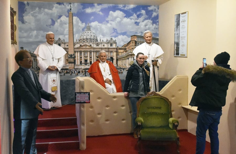 Voskové figuríny pápežov Františka, Benedikta XVI. a Jána Pavla II.