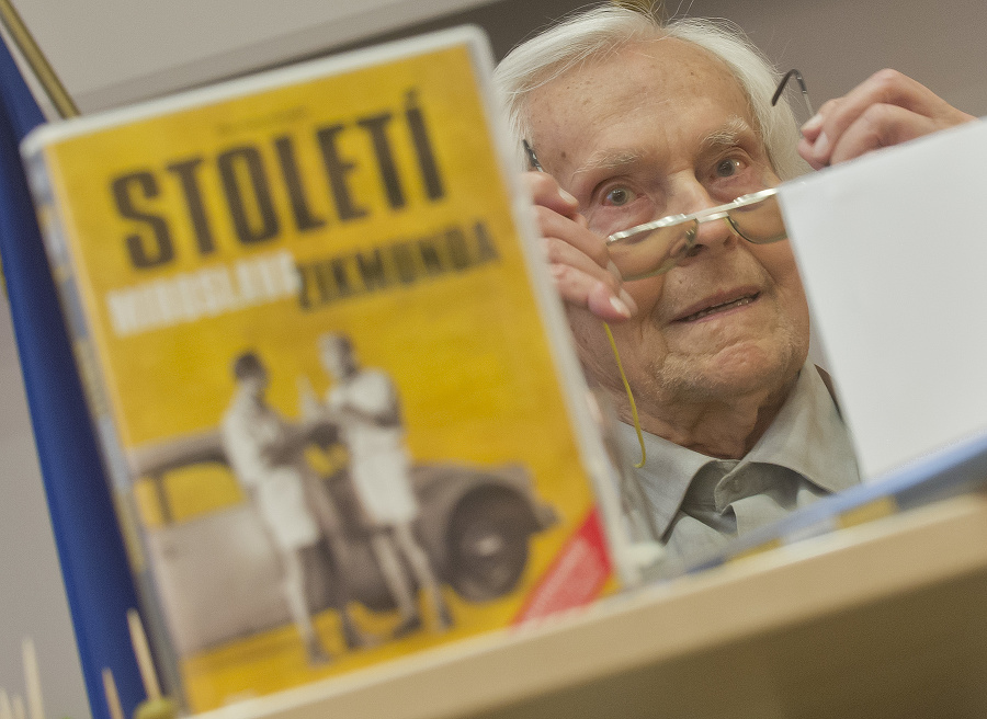 Miroslav Zikmund v roku 2015 a jeho kniha Století