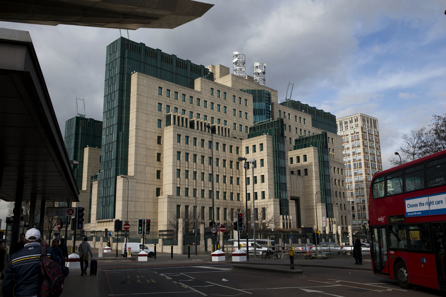 Pohľad na budovu tajnej služby MI6 v Londýne