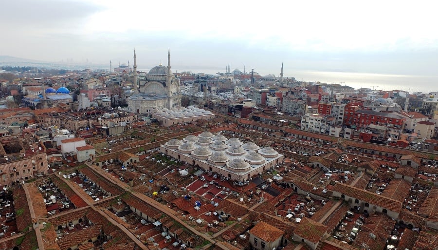 Strechy Veľkého bazára (v popredí) v Istanbule, kde sa nakrúcal film Skyfall (2012)