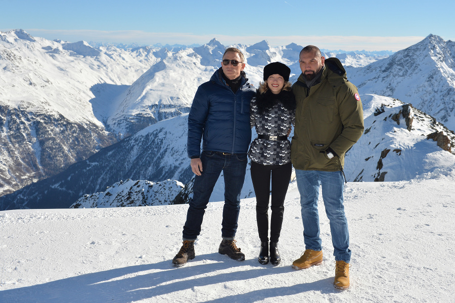 Francúzska herečka Lea Seydouxová (v strede), britský herec Daniel Graig (vľavo) a americký herec Dave Bautista v januári 2015 v rakúskom alpskom stredisku Sölden počas nakrúcania bondovky Spectre.