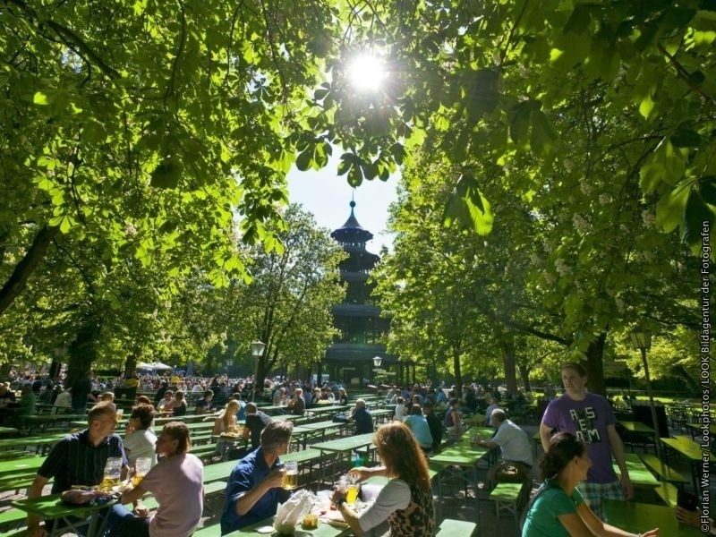 Mníchov: Park Englischer Garten s pivárňou Chinesischer Turm. Foto: Florian Werner/Lookphotos