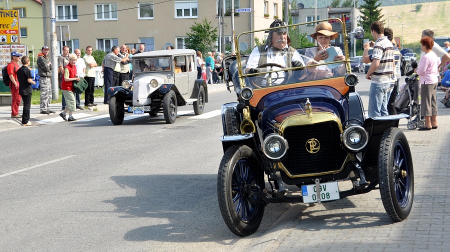 Tatra 12 z roku 1939 (vpredu) a Levassor X19 Panhard Teaton z roku 1912 (vzadu vľavo). © TASR - Lýdia Vojtaššáková