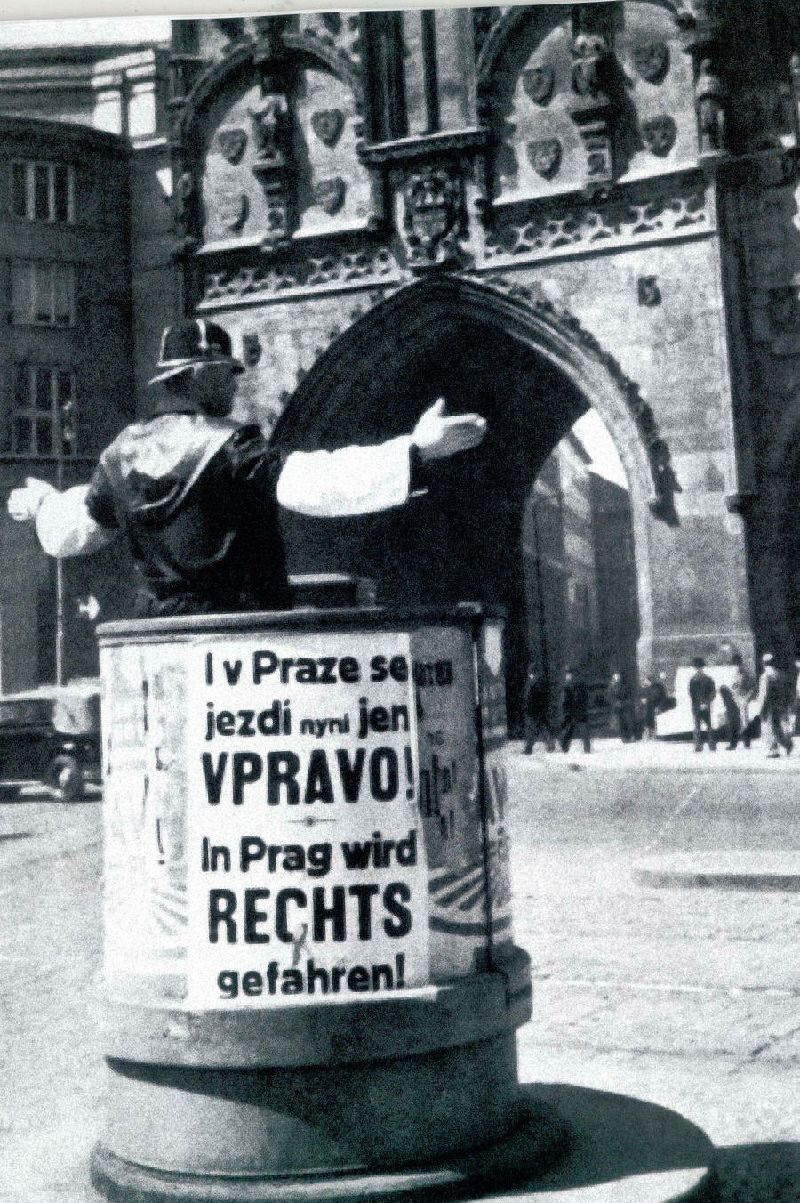 Na archívnej snímke z roku 1939 riadi dopravný štrážnik dopravu v Prahe. © TASR - Prezídium Policajného zboru SR a Historie dopravní policie