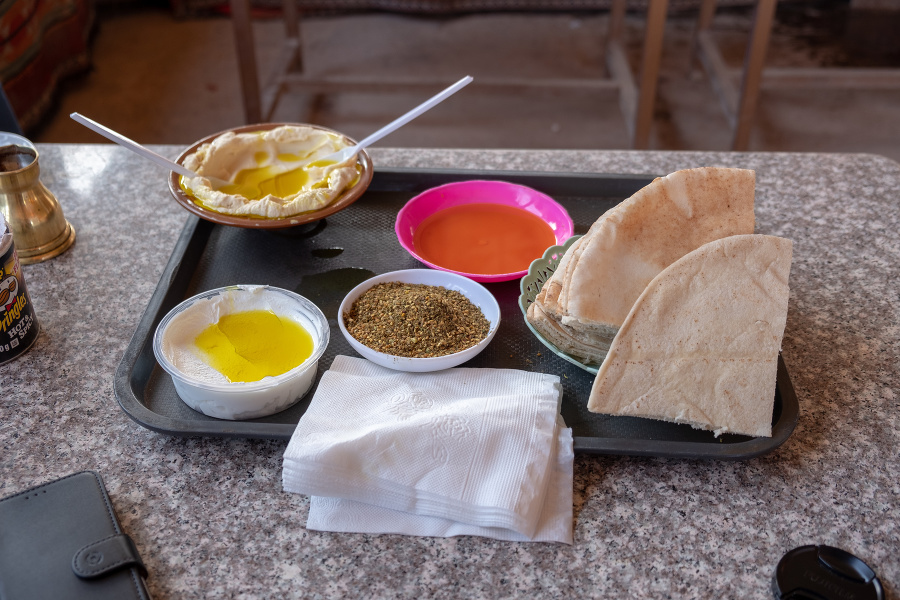 Hummus v miestnom bufete. © Matúš Svitek