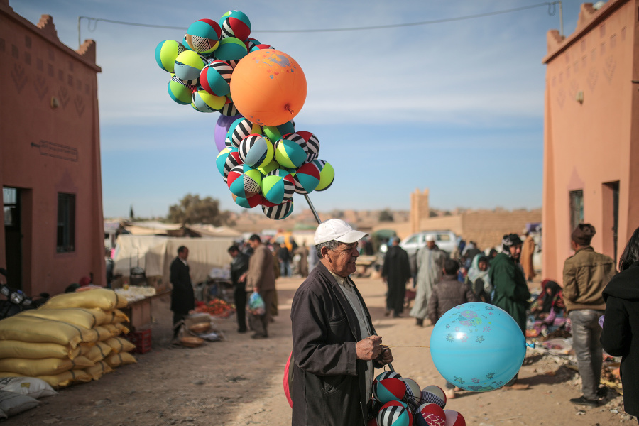 Pouličný predavač balónikov čaká na zákazníkov na trhu v marockom meste Ouarzazate.