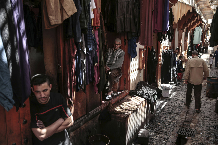 Obchodníci predávajú kožené výrobky v starobylej Medine, zapísanej v zozname svetového dedičstva UNESCO, v marockom Rabate.