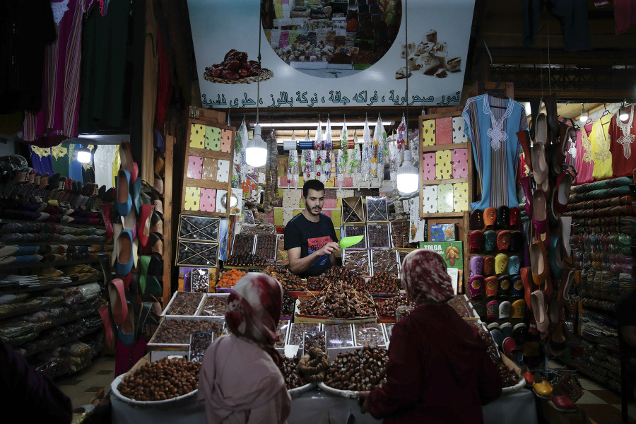 Obchodník predáva sladkosti v starobylej Medine, zapísanej v zozname svetového dedičstva UNESCO, v marockom Rabate.