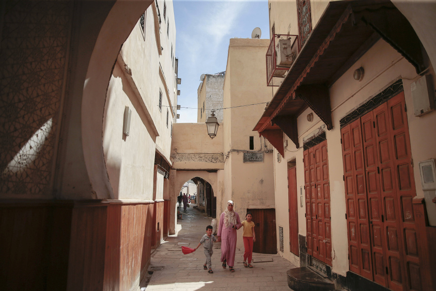 Ľudia kráčajú v starobylej Medine, zapísanej v zozname svetového dedičstva UNESCO, v marockom Rabate.