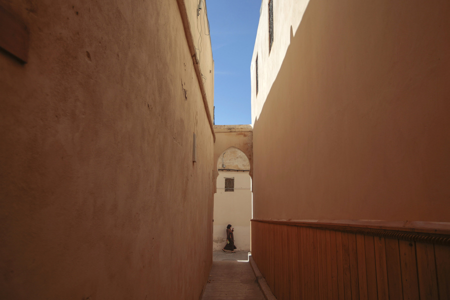 Žena kráča v starobylej Medine, zapísanej v zozname svetového dedičstva UNESCO, v marockom Rabate.