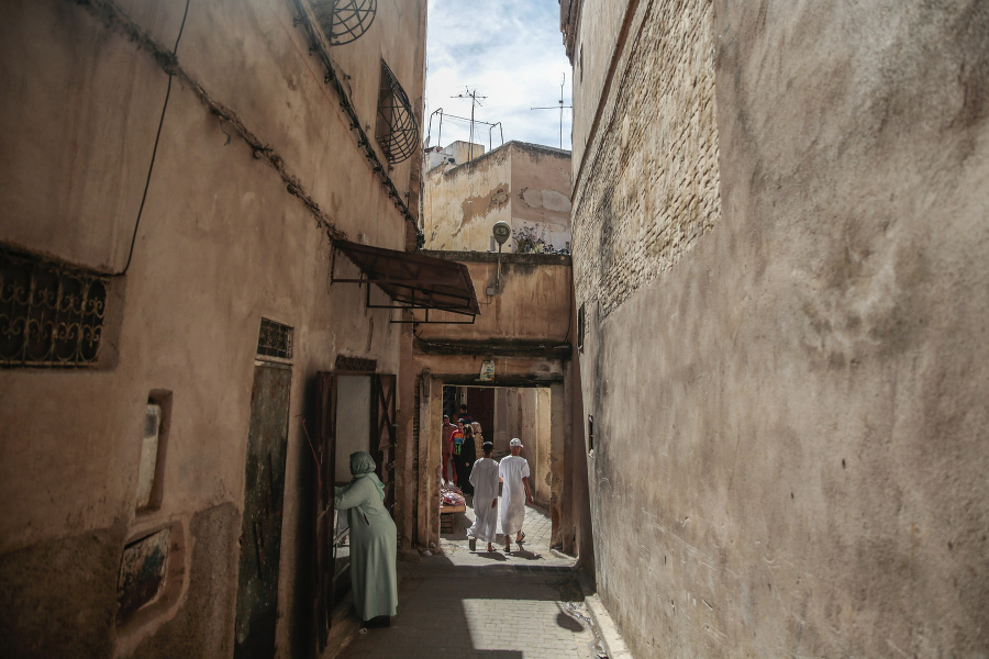 Ľudia kráčajú a nakupujú v starobylej Medine, zapísanej v zozname svetového dedičstva UNESCO, v marockom Rabate. 
