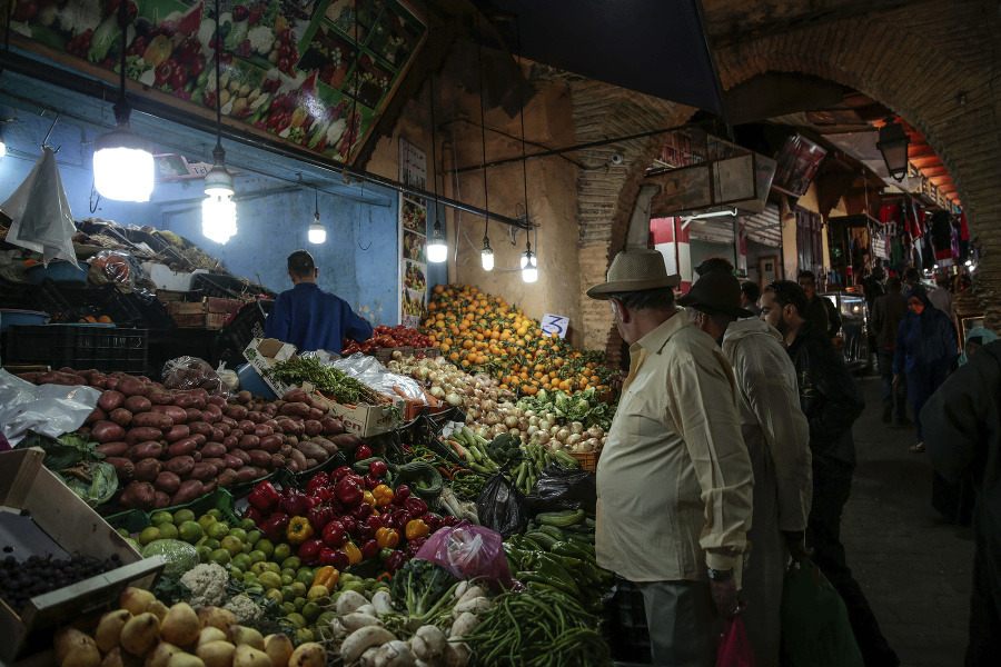 Ľudia nakupujú ovocie a zeleninu na trhu v starobylej Medine, zapísanej v zozname svetového dedičstva UNESCO, v marockom Rabate.