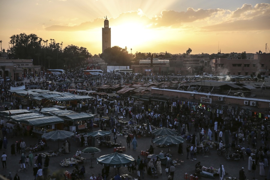 Ľudia sa zhromažďujú na centrálnom námestí Djemaa el-Fna v marockom Marrákeši.