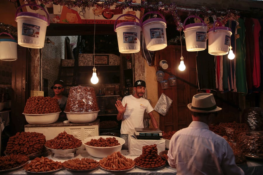 Obchodník predáva sladkosti v starobylej Medine v marockom Rabate. 