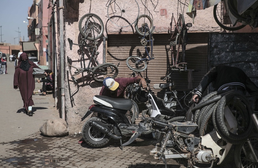 Muži pracujú v dielni na opravu bicyklov a motoriek v starej časti Marakéša.