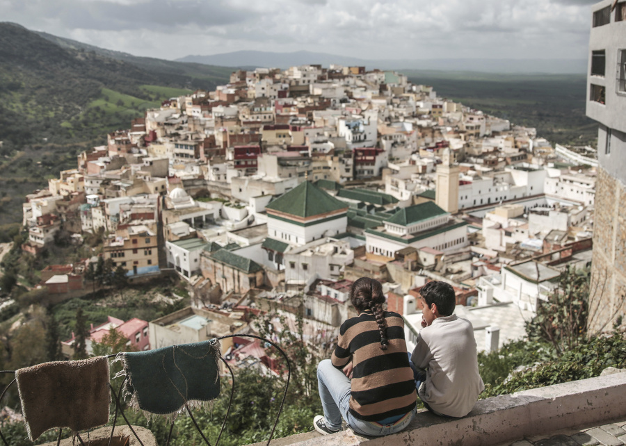 Deti sa pozerajú na marocké mestečko Moulay Idriss neďaleko Meknésu .