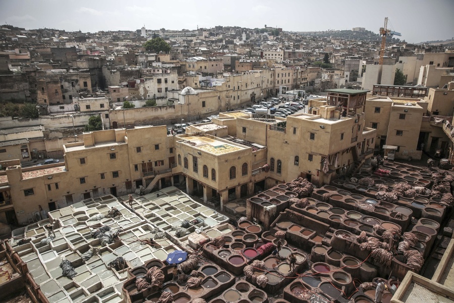 Pohľad na kožiarsku garbiareň Chouara Tannery v marockom meste Fez 25. apríla 2017. Garbiareň v meste Fez existuje už dvanásť storočí. Rozkladá sa na ploche 4 hektáre, priamo v starej časti mesta. Nachádza sa dokonca aj na zozname pamiatok UNESCO.
