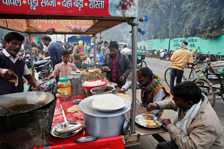 Robotníci na raňajkách pred prácou v indickom meste Lucknow