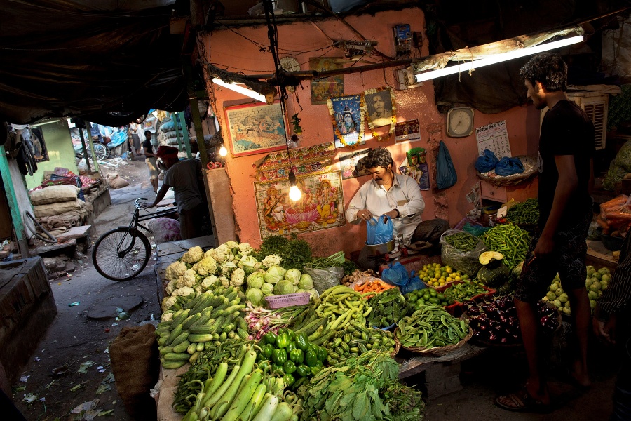 Zákazník kupuje zeleninu od pouličného predajcu v starej časti metropoly Naí Dillí.