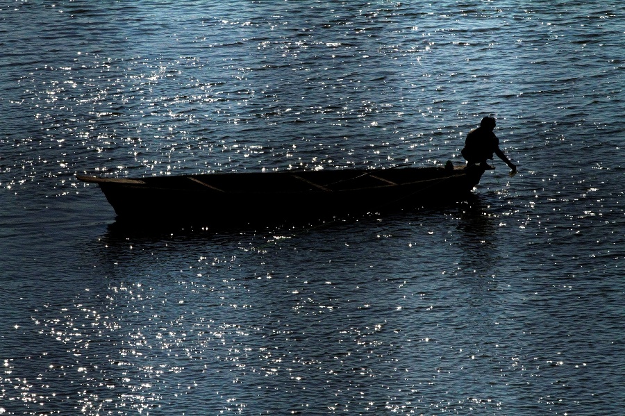 Muž chytá ryby na rieke Gomati v Lucknowe.