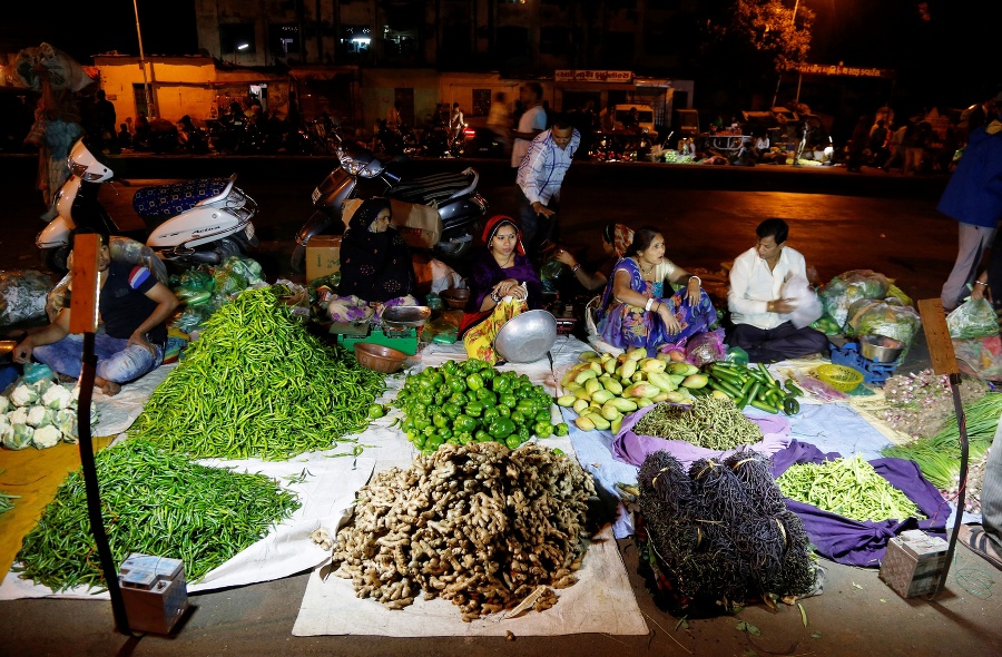 Pradavači zeleniny čakajú na zákazníkov na trhovisku v indickom Ahmadabáde.