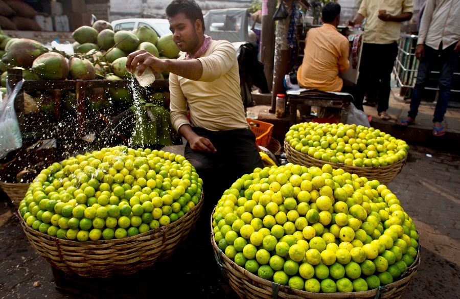 Predavač oblieva vodou citróny na trhovisku v indickom meste Gauhátí.