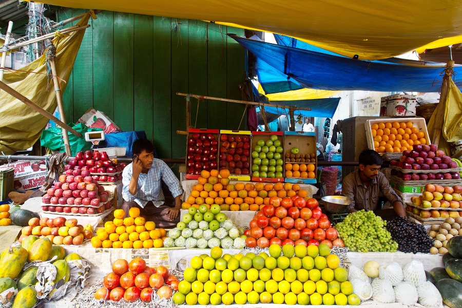 Predavač ovocia telefonuje na trhovisku v indickom meste Gauhátí.