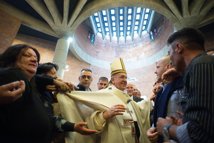 Pápež František sa víta s odsúdenými na Zelený štvrtok vo väzení v Rebibbii