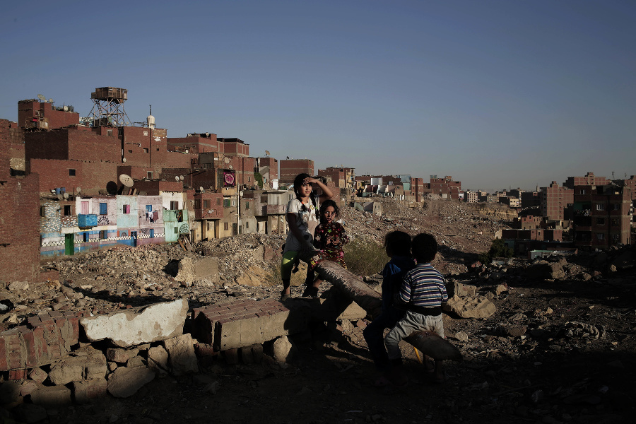 Deti sa hrajú v slume Ezbet Khairallah.