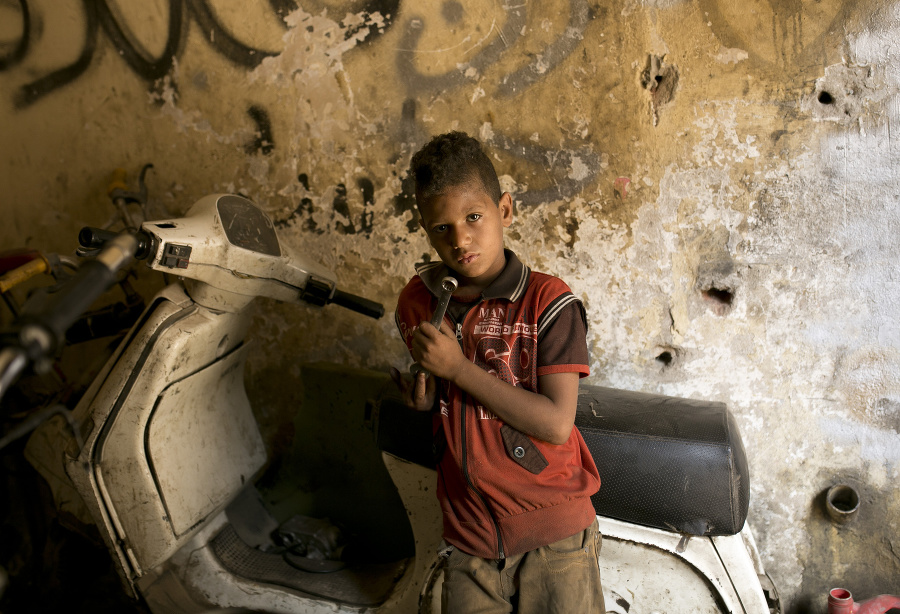 11-ročný Mostafa, ktorý pracuje v servise motocyklov