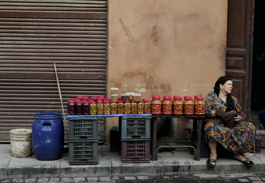 Žena predáva zavarenú zeleninu na ulici.