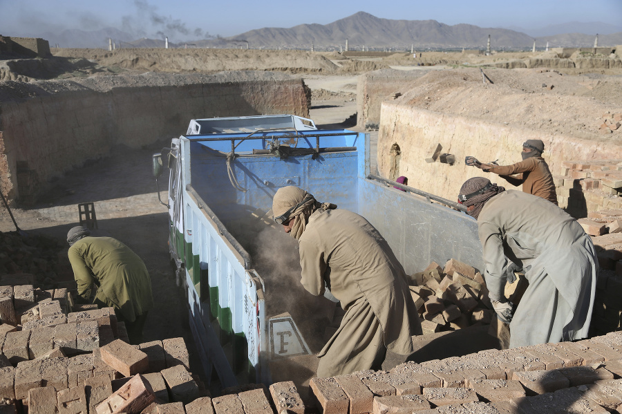 Robotníci v tehelni na predmestí Kábulu
