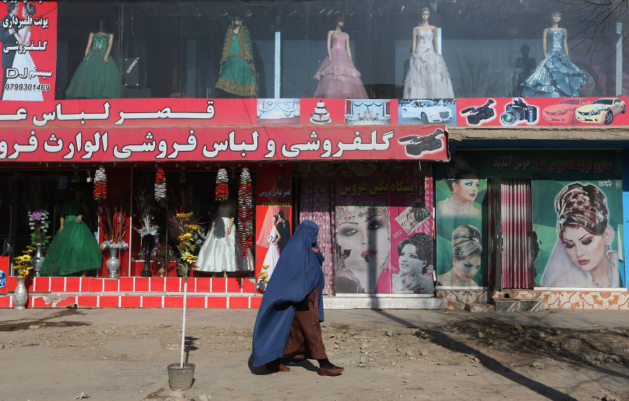 Žena prechádza popri salóne krásy a butiku v Kábule.