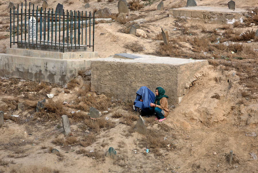 Ženy s amodlia na cintoríne v Kábule.