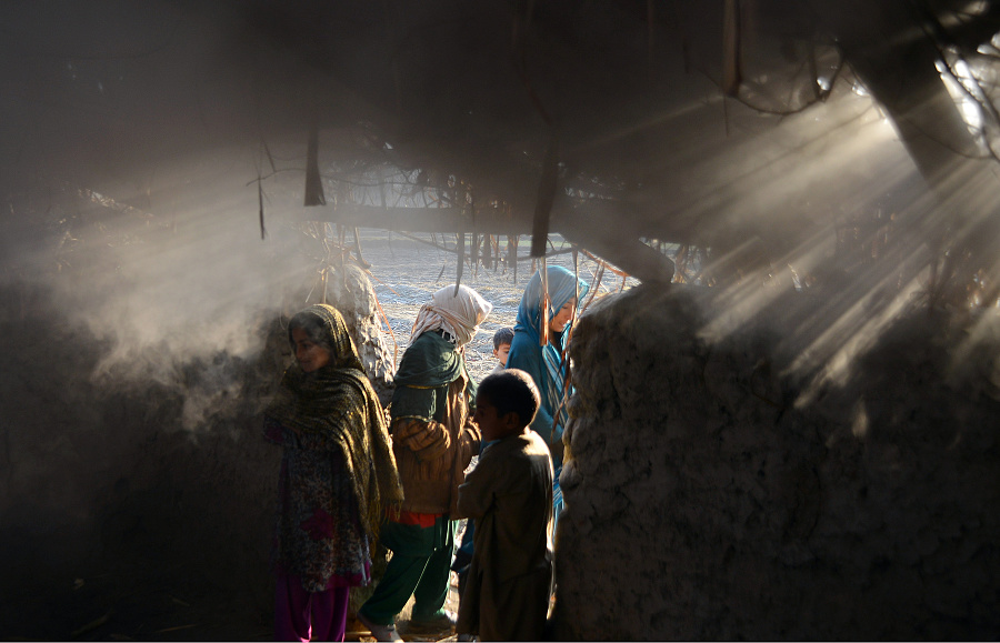 Deti vo výrobni šťavy z cukrovej trsiny v Jalalabade