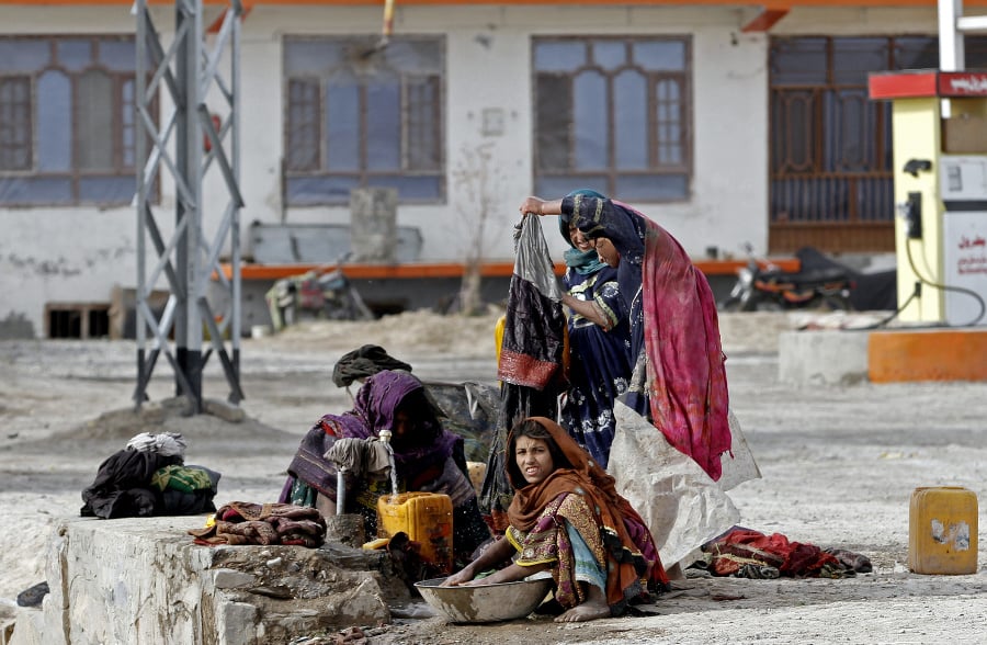 Afgánske nomádky perú oblečenie blízko verejnej studne v Kandaháre.