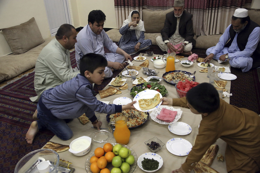 Tradičné spoločné stolovanie afgánskej rodiny