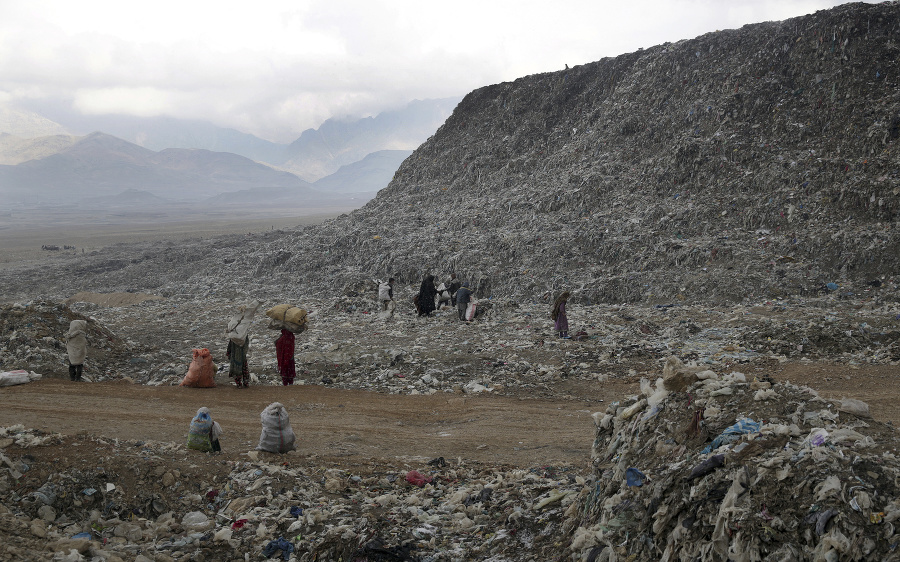 Ľudia recyklujú odpad na skládke na predmestí Kábulu.