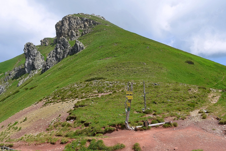 Vyšné Kopské sedlo (1 933 metrov nad morom) a v pozadí Hlúpy
