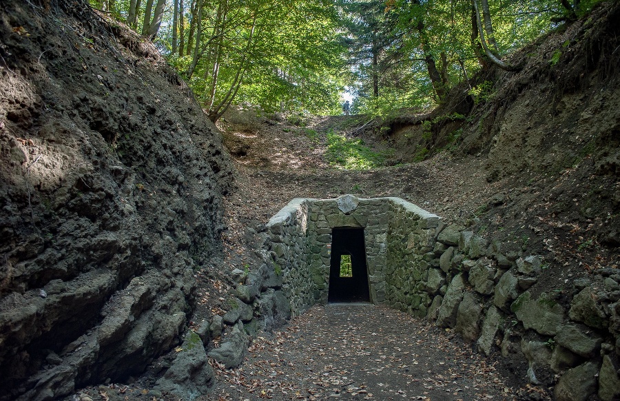 Tunel na Skalke v Kremnických vrchoch, tzv. Görgeiho tunel, ktorý vedie cez skalnaté bralo v sedle Vyhnátová. © TASR - Dušan Hein