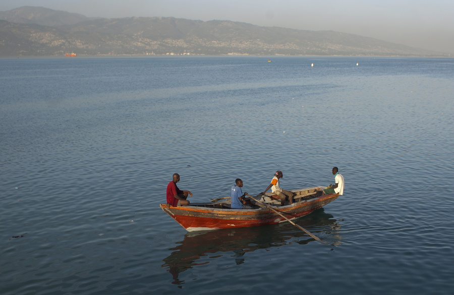 Štvorica Haiťanov sa plaví v loďke z mesta Jérémie do prístavu Port-au-Prince. Obyvatelia z východnej časti Haiti cestujú do hlavného mesta, aby predali svoj tovar a so zásobami potravín sa vrátili domov.