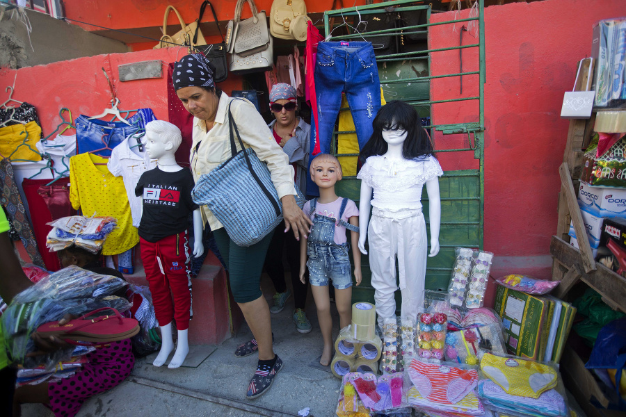 Kubánky pred obchodom s odevmi v Port-au-Prince