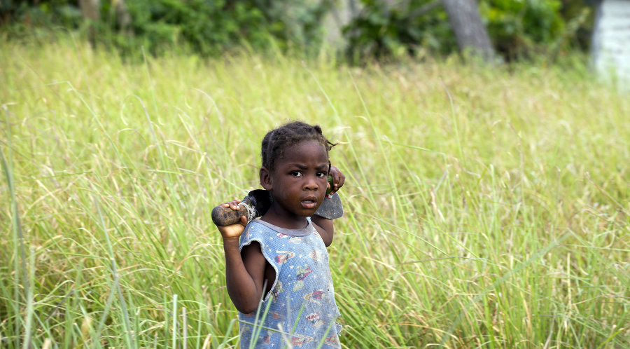 Dievčatko s mačetou na poli v Les Cayes.