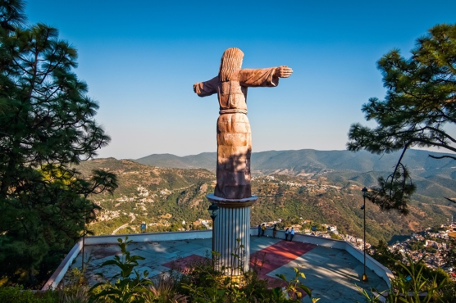 Na kopci nad mestom sa týči obrovská kamenná socha Ježiša Krista s rozpaženými rukami.