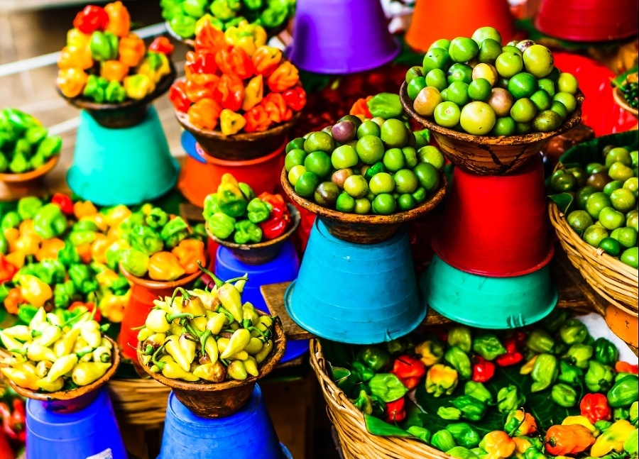 Okrem miestnych potravín tu možno vidieť aj ručne vyrábané farebné suveníry, ako sú napríklad drevené masky, džbány, podnosy, krabice či bábky s ľudovými mexickými motívmi.
