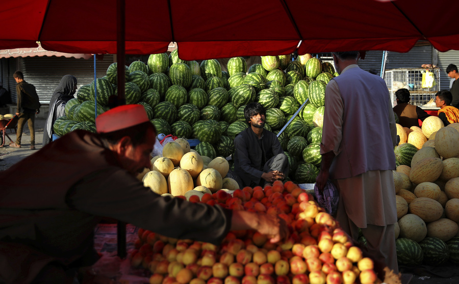 Muž kupuje melón od pouličného predavača ovocia v afganskom Kábule.