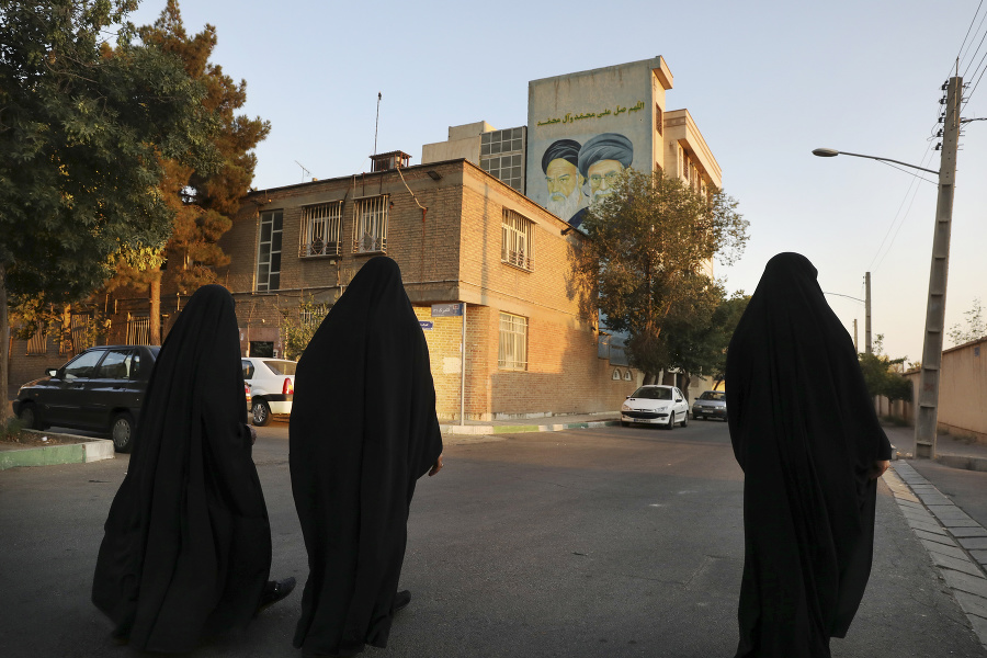 Ženy kráčajú po ceste v štvrti na juhu Teheránu.