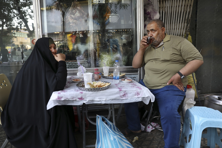 Pár obeduje v štvrti na juhu Teheránu.