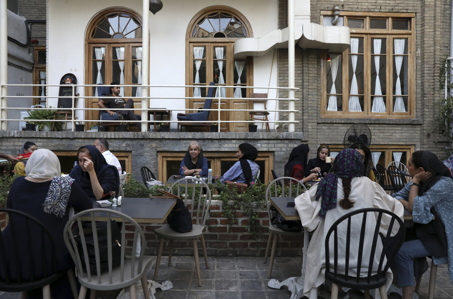 Ľudia trávia popoludnie v kaviarni v centre Teheránu.