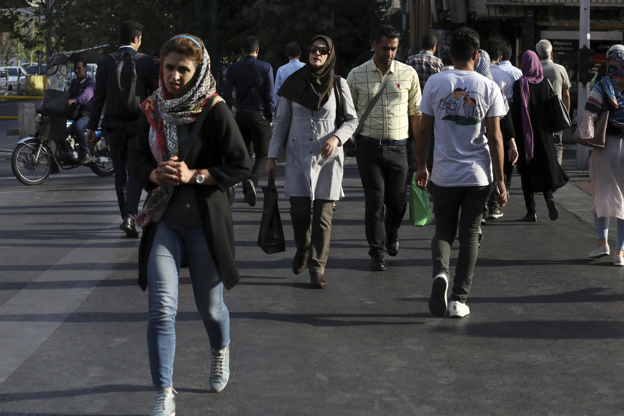 Ľudia kráčajú po ulici v centre Teheránu v sobotu.